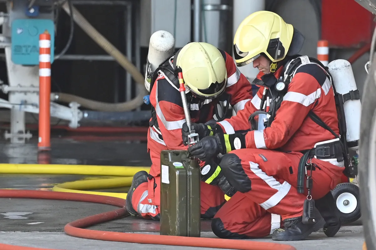 Die Feuerwehrleute waren stundenlang im Einsatz. Feuerwehrleute im Einsatz.